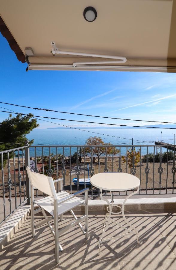 East & West Seaside Apartments Gialtra Bagian luar foto