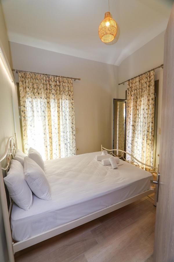 East & West Seaside Apartments Gialtra Bagian luar foto