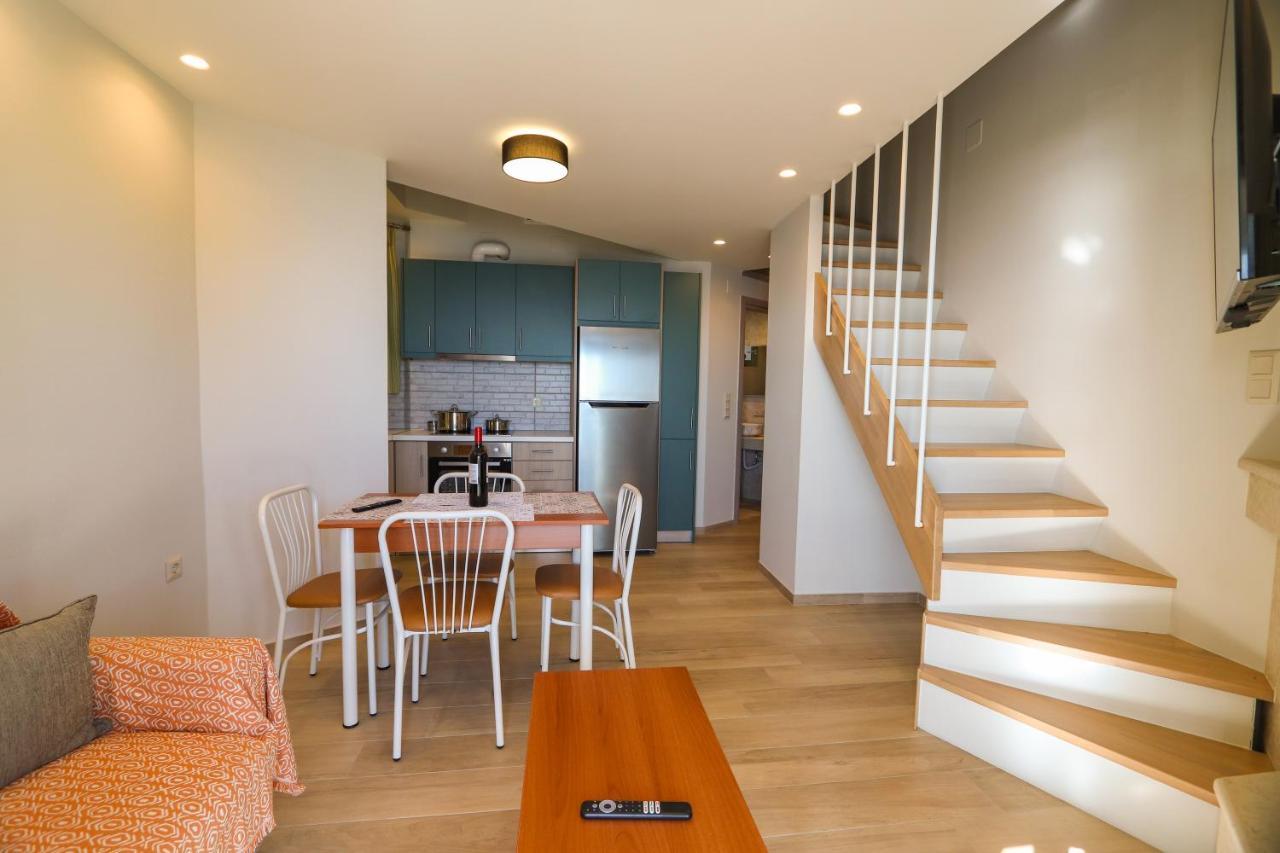 East & West Seaside Apartments Gialtra Bagian luar foto