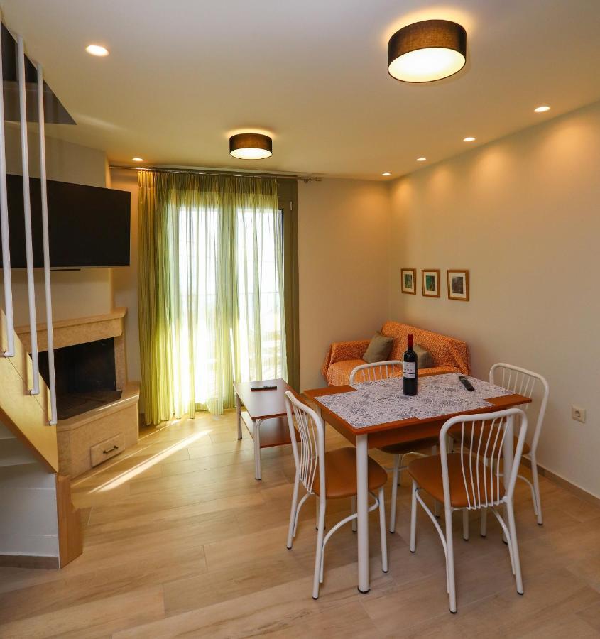 East & West Seaside Apartments Gialtra Bagian luar foto