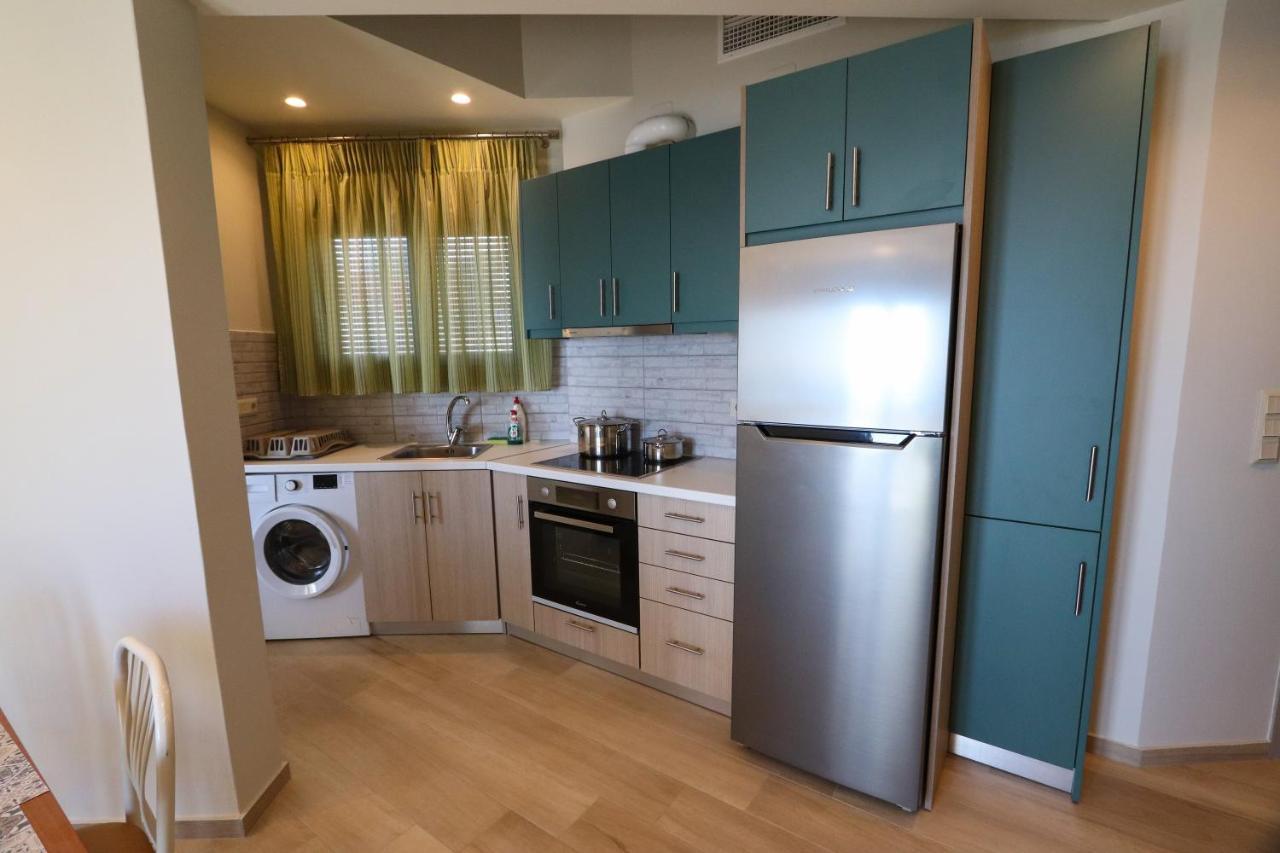 East & West Seaside Apartments Gialtra Bagian luar foto