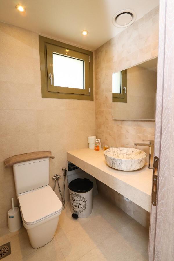 East & West Seaside Apartments Gialtra Bagian luar foto