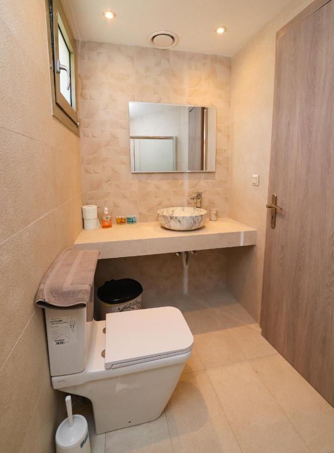 East & West Seaside Apartments Gialtra Bagian luar foto