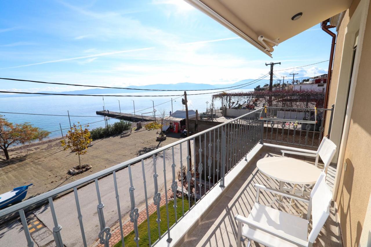 East & West Seaside Apartments Gialtra Bagian luar foto