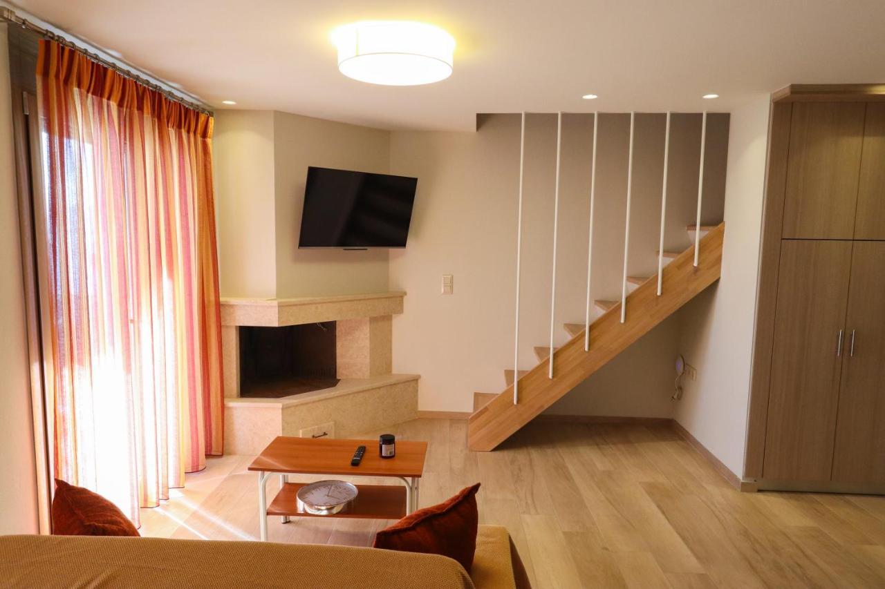 East & West Seaside Apartments Gialtra Bagian luar foto