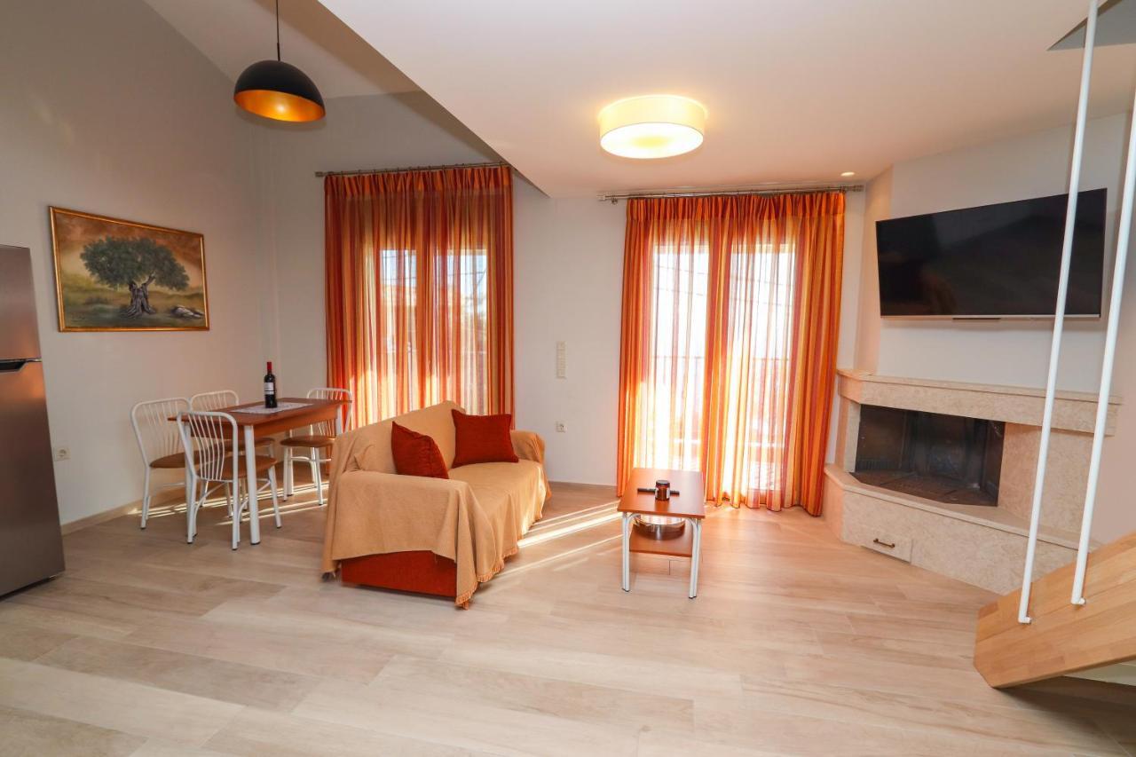 East & West Seaside Apartments Gialtra Bagian luar foto