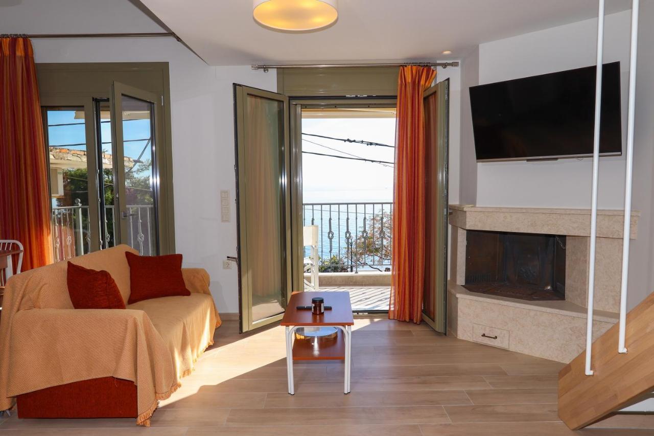 East & West Seaside Apartments Gialtra Bagian luar foto