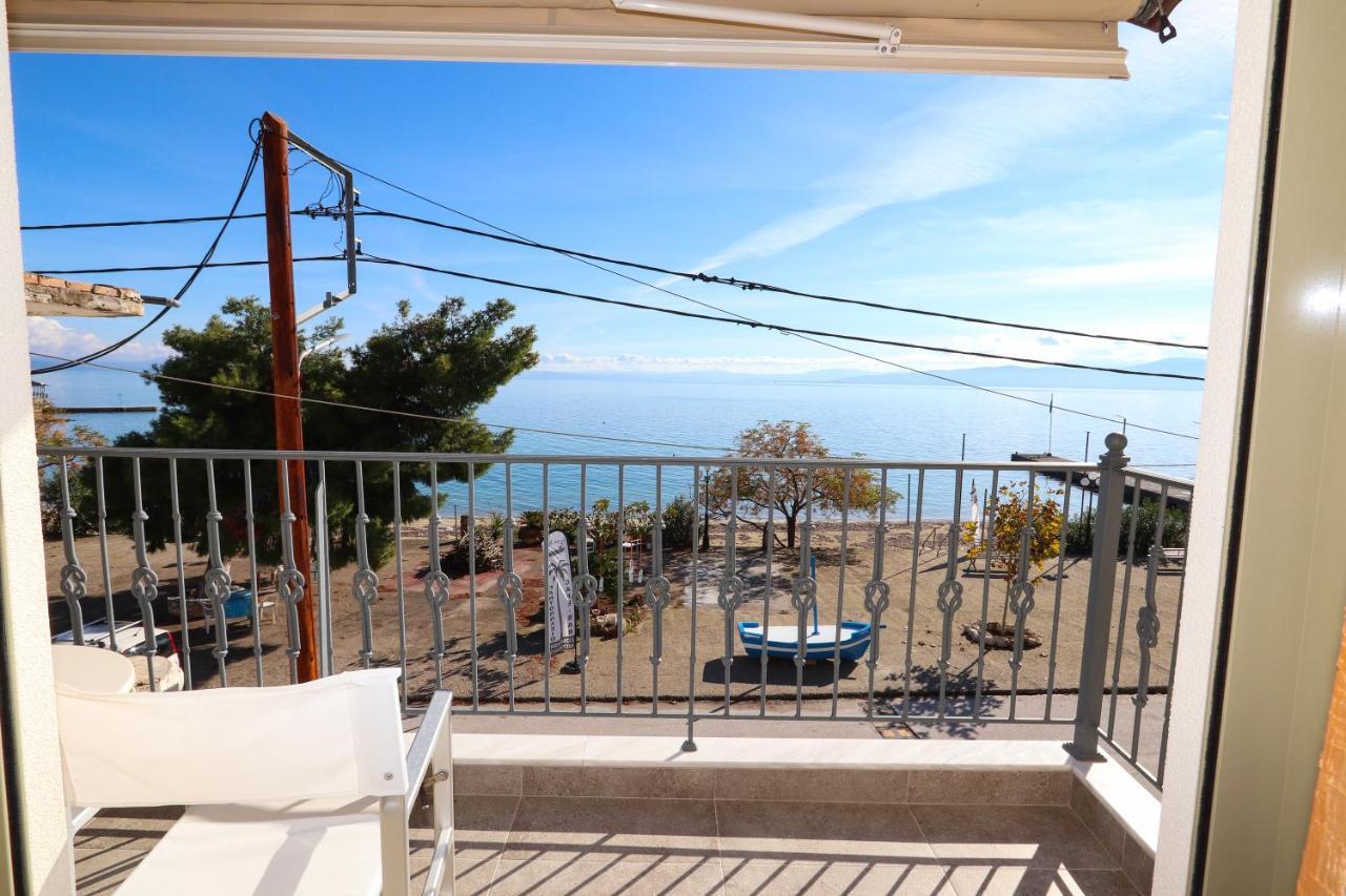 East & West Seaside Apartments Gialtra Bagian luar foto