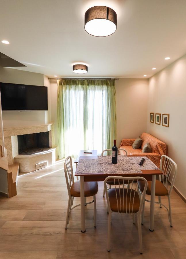 East & West Seaside Apartments Gialtra Bagian luar foto
