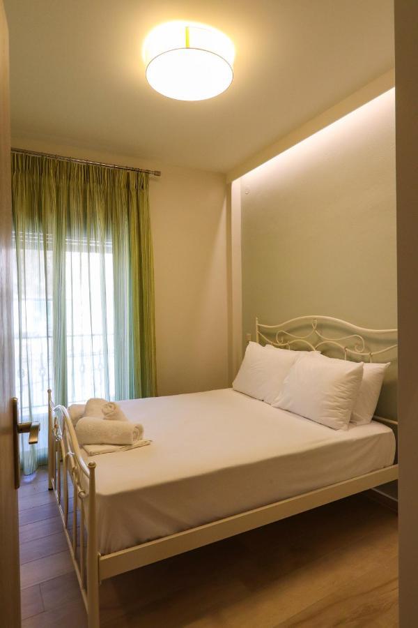 East & West Seaside Apartments Gialtra Bagian luar foto