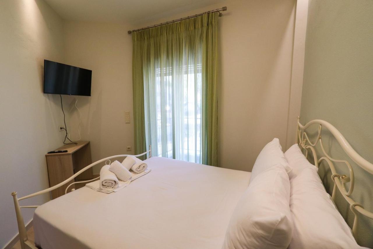 East & West Seaside Apartments Gialtra Bagian luar foto