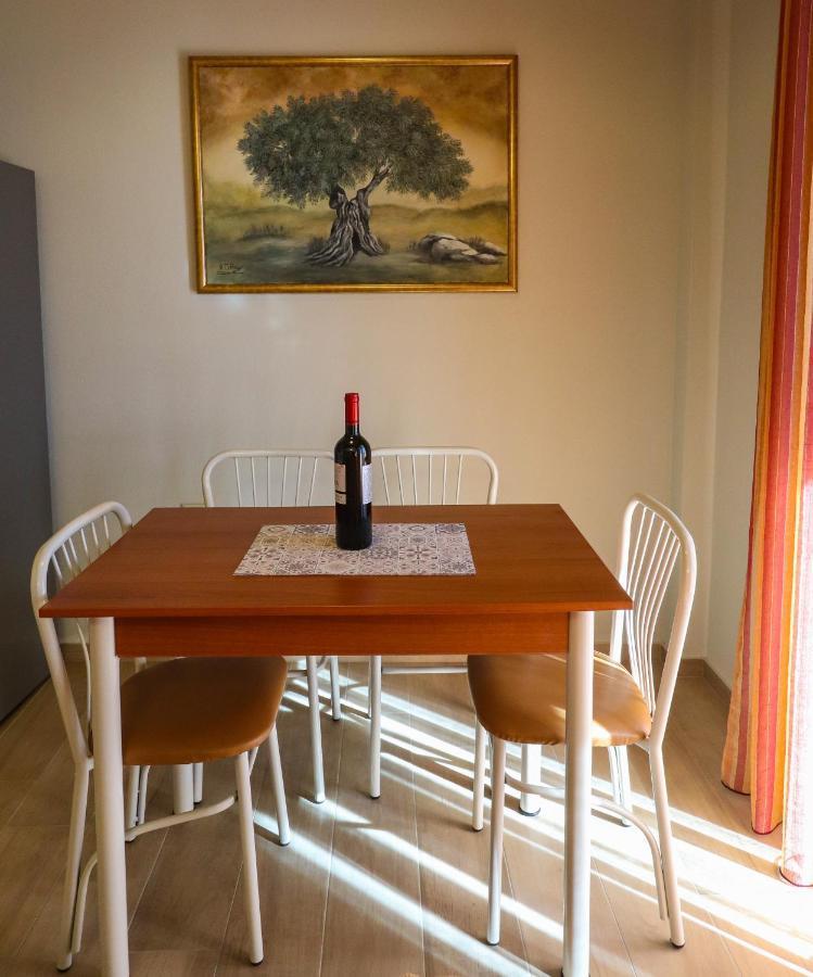 East & West Seaside Apartments Gialtra Bagian luar foto