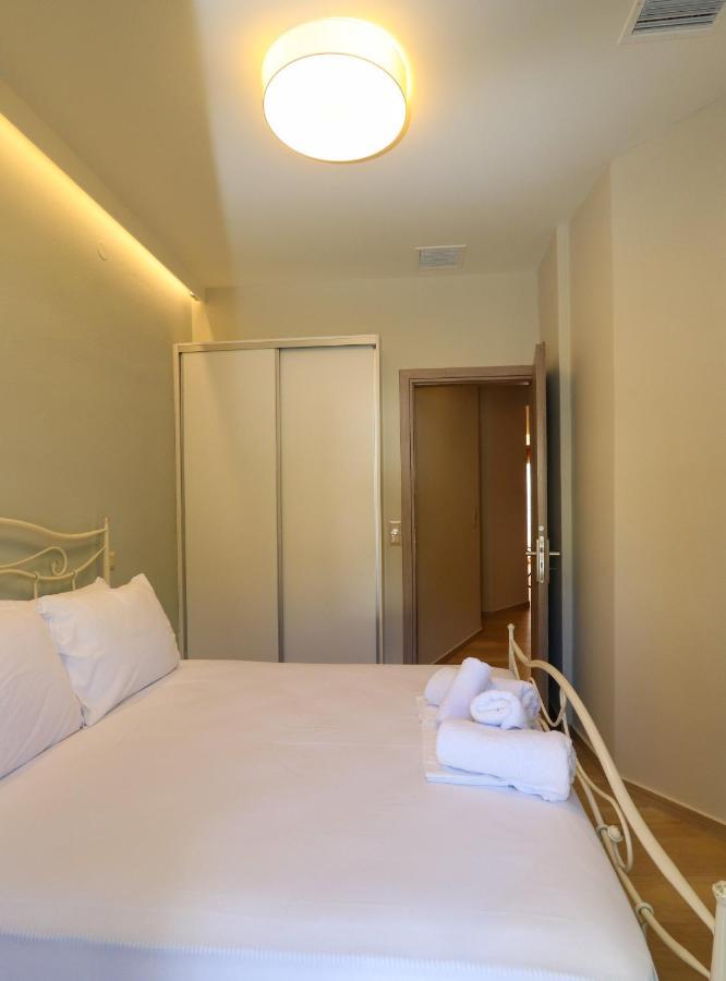 East & West Seaside Apartments Gialtra Bagian luar foto